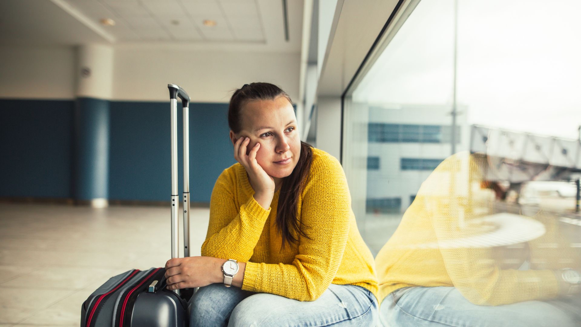 Passageiro à espera no aeroporto devido a um atraso de voo