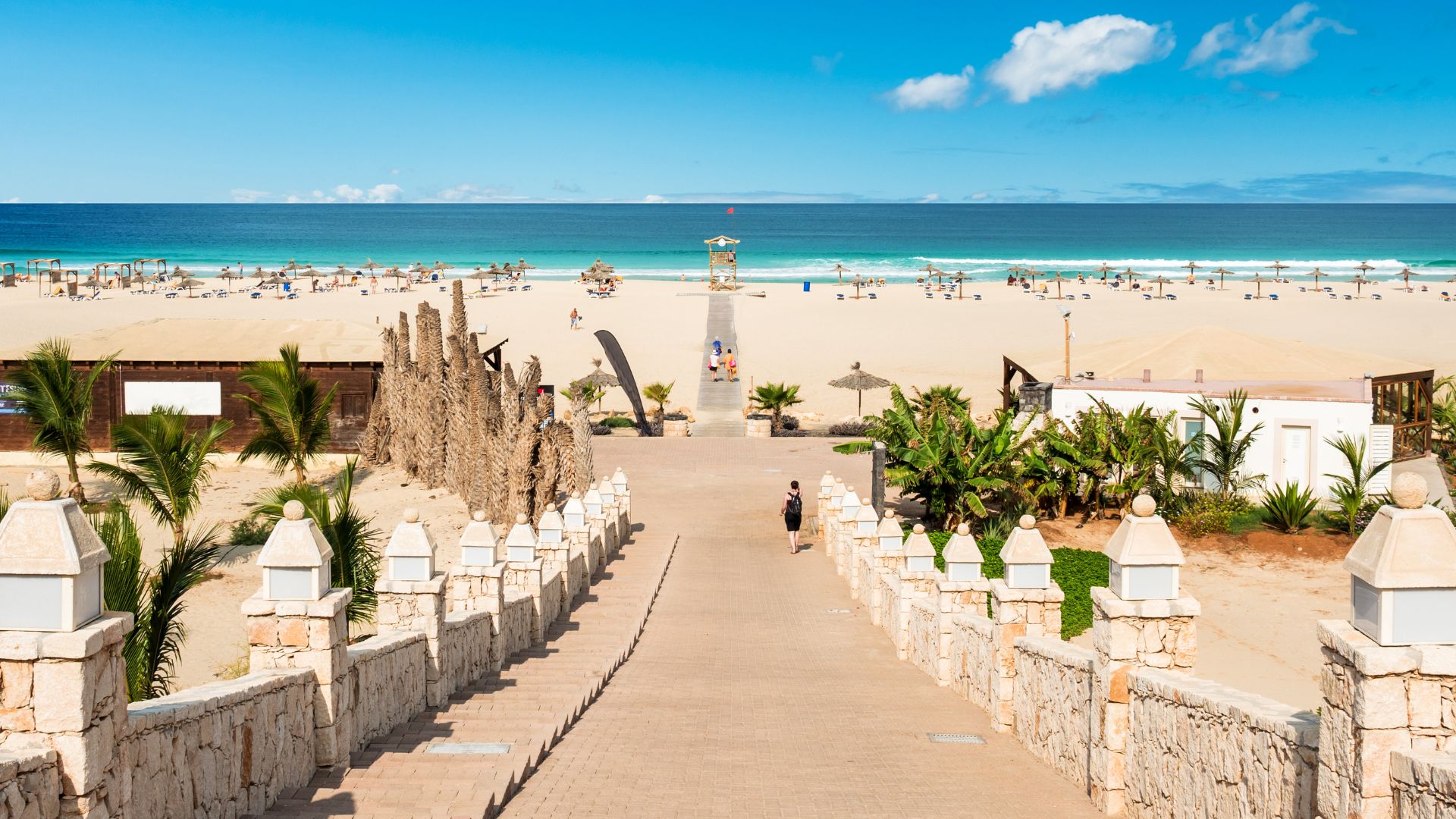 Praia de areia branca em Cabo Verde