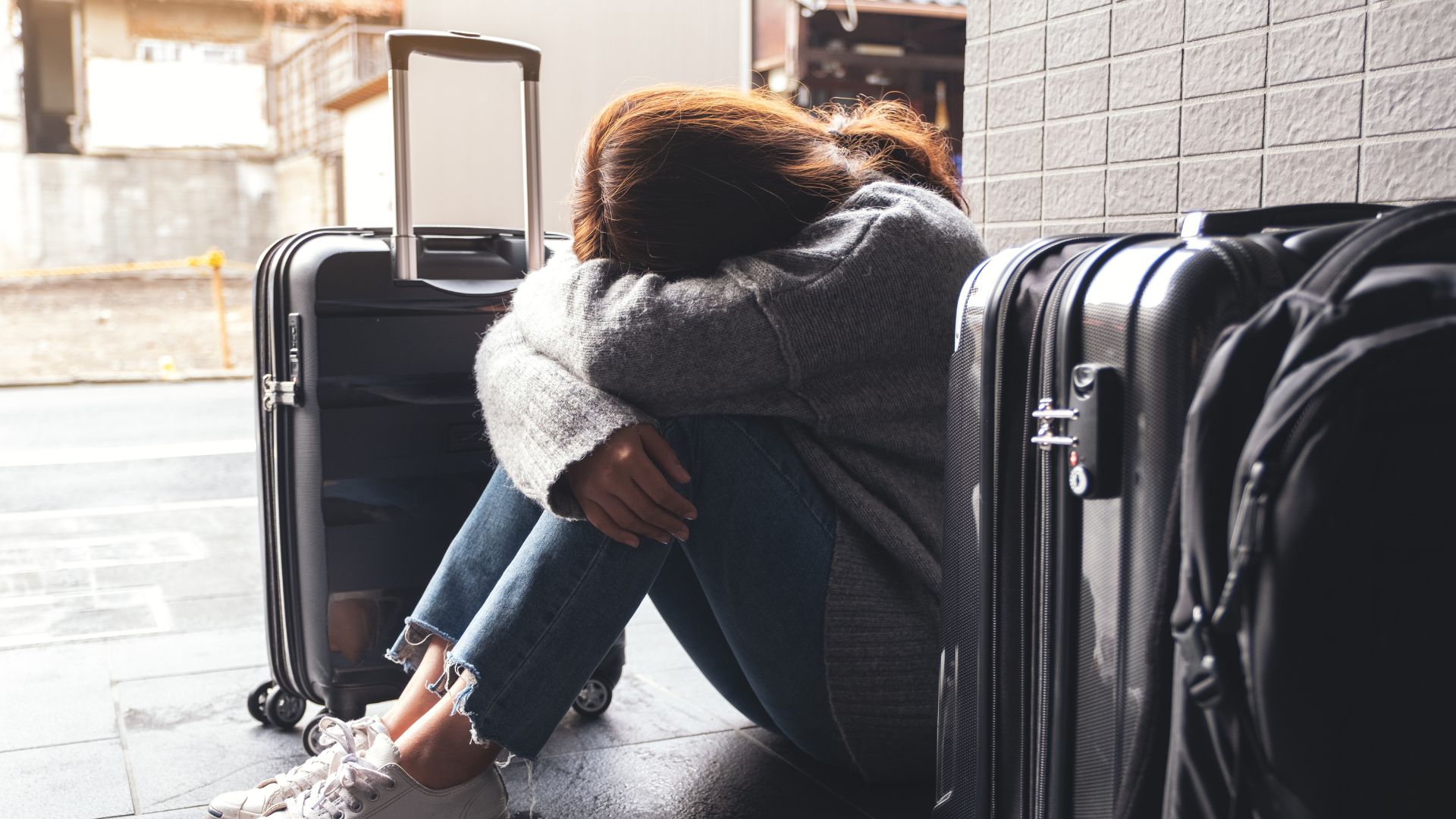 Passageiro à espera da mala na esteira de bagagem do aeroporto