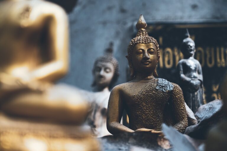 Estátuas douradas de Buda num templo budista