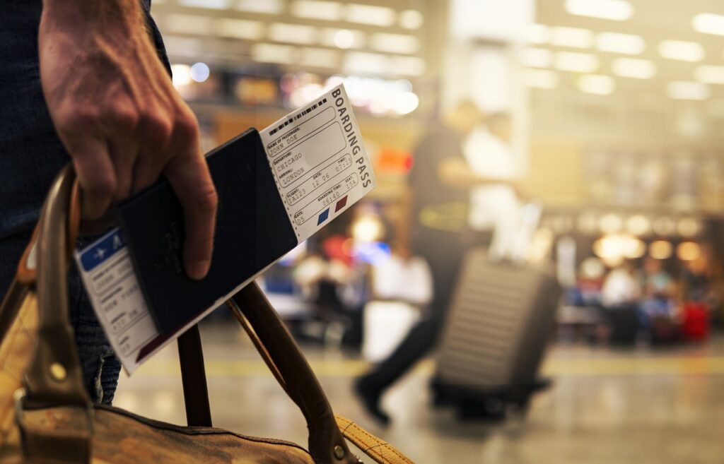 Passageiro com cartão de embarque e passaporte num aeroporto